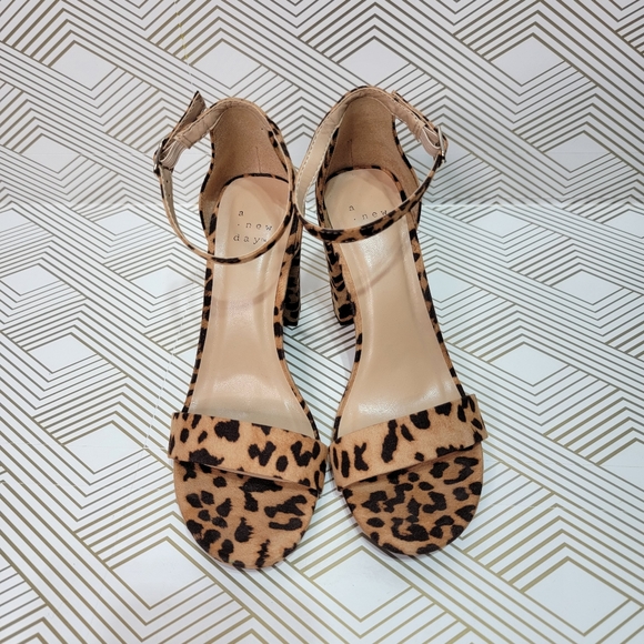New! A NEW DAY Ema Sandals Shoes Brown Animal Leopard Block Heels Size 6. - Picture 2 of 8